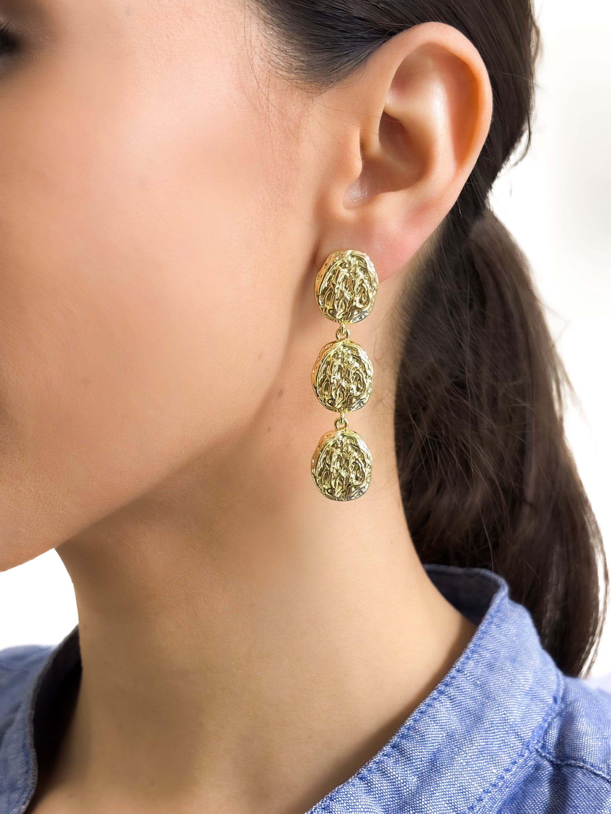 Aretes largos texturizados baño de oro PUNTO JOYERIA