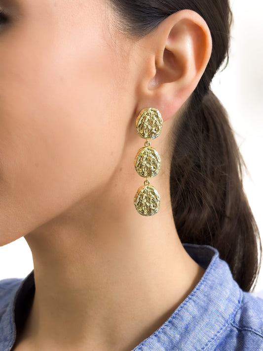 Aretes largos texturizados baño de oro PUNTO JOYERIA